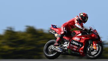 Pecco Bagnaia con la Ducati de MotoGP.