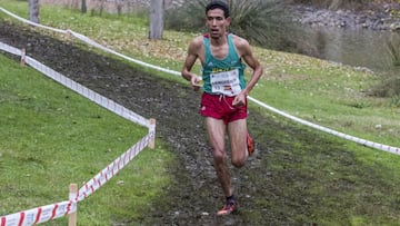 El atleta español Ayad Lamdassem compite durante el Cross Internacional de Alcobendas de 2016.