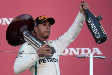 Lewis Hamilton con el trofeo que le otorga como vencedor del Gran Premio de Japón. 