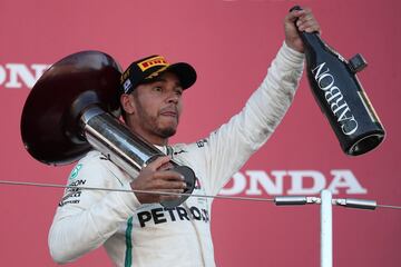 Lewis Hamilton con el trofeo que le otorga como vencedor del Gran Premio de Japón.