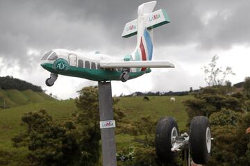 28 noviembre 2017: Un año después se observa un avión miniatura hecho con la raíz de un árbol y partes de un avión real cerca al Cerro Chapecoense (nuevo nombre de Cerro Gordo), en el municipio de La Unión, lugar donde se accidentó el avión con Chapecoens