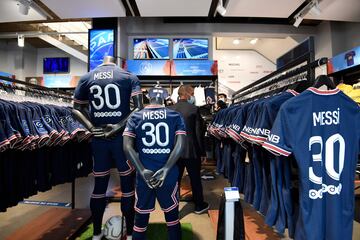 Numerosos aficionados del Paris Saint-Germain se han agolpado en la puerta de la tienda oficial del estadio para conseguir una camiseta del astro argentino.