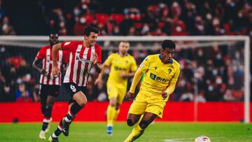 El delantero hondure&ntilde;o del C&aacute;diz, Antony Choco Lozano, dio la asistencia para el gol del triunfo de su equipo en casa del Athletic de Bilbao