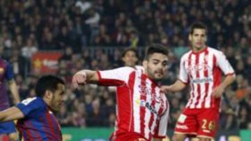 <b>OBJETIVO. </b>Bot¨ªa lucha por un bal¨®n con Pedro en el Barcelona-Sporting de esta temporada.
