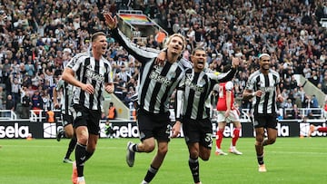 Los jugadores del Newcastle United celebran un gol ante el Arsenal.