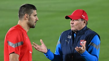 Serbia's forward Aleksandar Mitrovic (L) talks with Serbia's coach Dragan Stojkovic as they take part in a training session at the Al Arabi SC in Doha on November 21, 2022, during the Qatar 2022 World Cup football tournament. (Photo by ANDREJ ISAKOVIC / AFP)