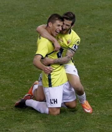 El jugador del L'Hospitalet Alcaraz (i) celebra con su compañero Bueno el gol marcado al Atlético de Madrid, durante el partido de vuelta de los dieciseisavos de final de la Copa del Rey que se juega esta tarde en el estadio Vicente Calderón.