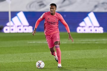 Tras la mala experiencia con el color rosa de la campa?a 2014-2015, el Madrid volvi¨® a utilizar un color similar en la temporada 2020-2021. Previamente la 'estren¨®' ante el Manchester City en Champions en agosto de 2020: el Madrid cay¨® eliminado tras perder 2-1. Posgeriormente la volvi¨® a lucir con motivo del D¨ªa Mundial contra el C¨¢ncer de Mama... y los resultados volvieron a ser negativos: el C¨¢diz se impuso por la m¨ªnima en el Alfredo Di St¨¦fano de Valdebebas (0-1).