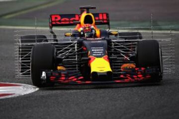 El holandés  Max Verstappen de Red Bull Racing en pista.