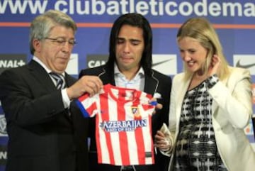 El colombiano Radamel Falcao, nuevo delantero del Mónaco, junto a su esposa Lorelei, recibe de manos del presidente del Atlético de Madrid, Enrique Cerezo, una camiseta para el hijo que está esperando, hoy en su despedida del Atlético de Madrid.