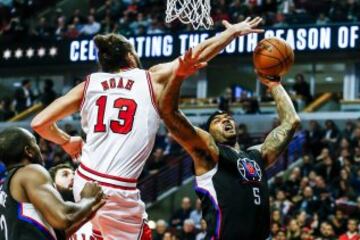 Josh Smith trata de convertir una cesta ante la marca de Joakim Noah.