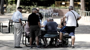 Varios pensionistas en un parque de Madrid