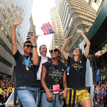 La selección femenil de Estados Unidos se coronó el domingo al vencer en la final del Mundial a Holanda. Hoy desfilaron en las calles de Broadway, New York.