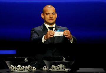 Wesley Sneijder uno de los encargados del sorteo. 