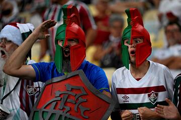 Los hinchas del Fluminense muestran su apoyo incondicional a su equipo en cada partido, especialmente durante la participaci¨®n del conjunto brasile?o en la Copa Libertadores. Valga como ejemplo esta imagen en la que dos aficionados ataviados con cascos espartanos disfrutan del partido contra el Sporting Cristal de Per¨² en Maracan¨¢.