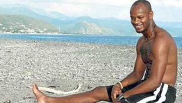 <b>EL REY Y SU COLLAR. </b>En cualquier bahía o jungla jamaicana, el rey es Asafa Powell. En el collarito, Asafa lleva los colores de Jamaica.