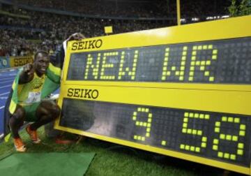 Usain Bolt posa con su récord mundial de los 100 metros lisos en el Mundial de Berlín.
