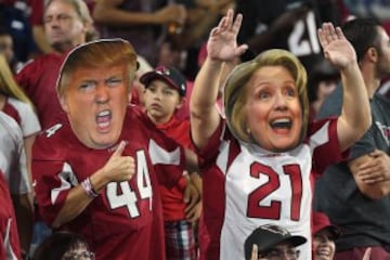 Estos dos seguidores de los Arizona Cardinals de la NFL coinciden en el deporte pero pol¨ªticamente no puede ser m¨¢s opuestos. Sus caras son un claro reflejo.