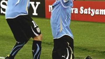 Luis Suárez celebra con Forlán el gol del triunfo uruguayo.