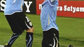 Luis Suárez celebra con Forlán el gol del triunfo uruguayo.