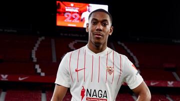 El Sevilla sorprende a Martial en su presentación... ¡con Ronaldo!