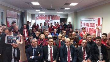 Los Mossos investigan el ataque a la peña sevillista en Barcelona