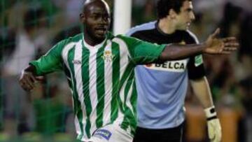 <b>DECISIVO. </b>Emaná celebra el gol de penalti que le dio el triunfo al Betis el pasado domingo contra la Real Sociedad tras batir a Zubikarai.