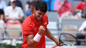 PARÍS, 02/08/2024.- El tenista español Carlos Alcaraz celebra un punto ganado ante el canadiense Felix Auger-Aliassime durante su partido de semifinales de los juegos olímpicos de París 2024, este viernes en el complejo Roland Garros de París. EFE/ Juanjo Martín