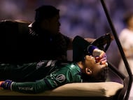 Soccer Football - Liga MX - Cruz Azul v Pumas UNAM - Estadio Cuauhtemoc, Puebla, Mexico - November 8, 2025 Cruz Azul's Kevin Mier is carted off the pitch after sustaining an injury REUTERS/Henry Romero