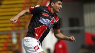 El defensor Miguel Aceval anotó el primer gol de Curicó con un lanzamiento penal.