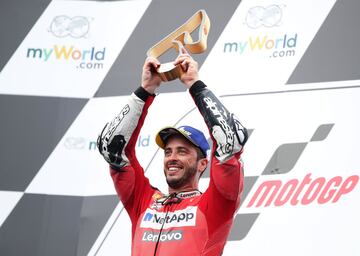 Andrea Dovizioso le ha ganado a Márquez en el Gran Premio de Austria en la última curva una batalla donde se han jugado el triunfo y el orgullo. Le recorta cinco puntos. 