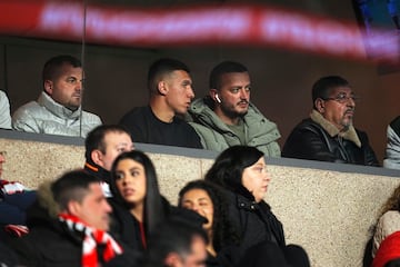 Uzuni, con su agente viendo elltimo partido del Granada.