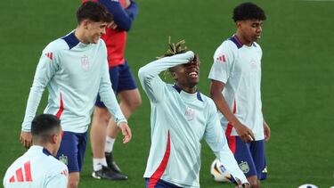 LAS ROZAS (CA MADRID), 23/03/2024.- El delantero de la selección española de fútbol Nico Williams (c) durante el entrenamiento llevado a cabo este sábado en la Ciudad Deportiva de Las Rozas, tras el partido amistoso que disputaron ayer ante Colombia en Londres EFE/ Kiko Huesca