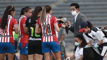 Chore Mej&iacute;a respalda a Licha Cervantes, tras fallar penal con Chivas