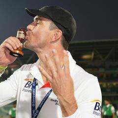 Kevin Pietersen retires from cricket to save rhinos