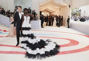 Wes Gordon y Adut Akech con vestido blanco y negro de Carolina Herrera