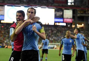 Godín celebra con Luis Suárez el gol de Uruguay.