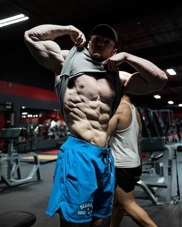 Anton Ratushnyi es un joven de tan solo 20 años que se ha convertido en una de las mayores sensaciones del mundo del culturismo. El culturista ha ha superado, 57 años después, el récord de Schwarzenegger de ser el culturista profesional más joven de la historia tras ganar el título de la división nacional del NPC en Texas. Posee un físico estéticamente impecable, un atributo que ha dejado a muchos boquiabiertos.