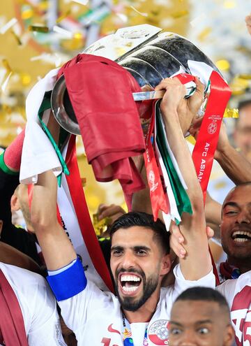 El jugador de Qatar Hasan Al Haydos levanta la Copa de Asia. 