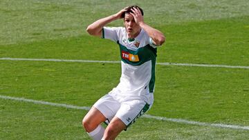 ELCHE, 04/04/2021.- El jugador del Elche Guido Carrillo, durante el partido de la jornada 29 de LaLiga Santander contra el Betis, este domingo en el estadio Manuel Mart&iacute;nez Valero en Elche. EFE / Manuel Lorenzo