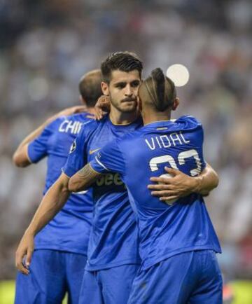 Los abrazos de Vidal y Morata, autor del gol de la Juventus.