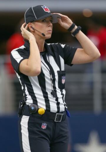 La juez de línea Sarah Thomas, durante el partido entre Atlanta Falcons y Dallas Cowboys.