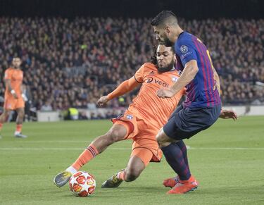 Con empate a cero, el jugador uruguayo cayó dentro del área tras una entrada del belga Denayer. El árbitro pitó penalti y el Barcelona se adelantó en el marcador.