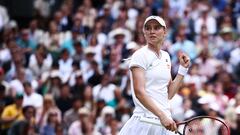 Elena Rybakina celebra su victoria contra Elina Svitolina en Wimbledon.