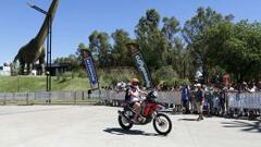 Laia Sanz verifica su moto Honda este viernes, en Buenos Aires.