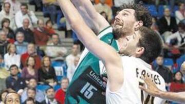 <b>OLÍMPICOS. </b>Pugna entre Garbajosa y Felipe Reyes, compañeros en la selección, que esta vez no brillaron.