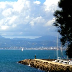Una 'party boat' con cien turistas en la bahía de Palma incendia las redes sociales