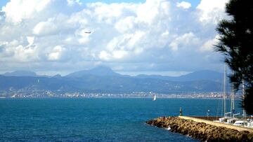 Una 'party boat' con cien turistas en la bahía de Palma incendia las redes sociales