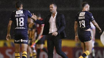 Diego Cocca, coach of Argentina's Rosario Central, greets his player Nahuel Molina at the end of a Copa Libertadores Group H soccer match against Chile's Universidad Catolica in Rosario, Argentina, Wednesday, April 24, 2019. (AP Photo/Gustavo Garello)