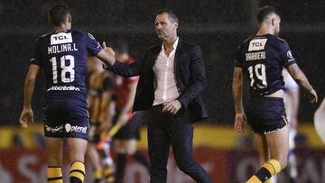 Diego Cocca, coach of Argentina&#039;s Rosario Central, greets his player Nahuel Molina at the end of a Copa Libertadores Group H soccer match against Chile&#039;s Universidad Catolica in Rosario, Argentina, Wednesday, April 24, 2019. (AP Photo/Gustavo Garello)